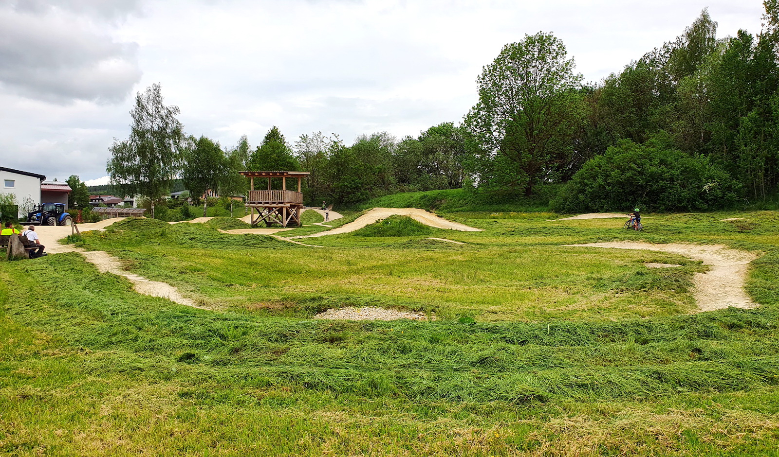 Mäh- und Kehr-Aktion im Bike-Park
