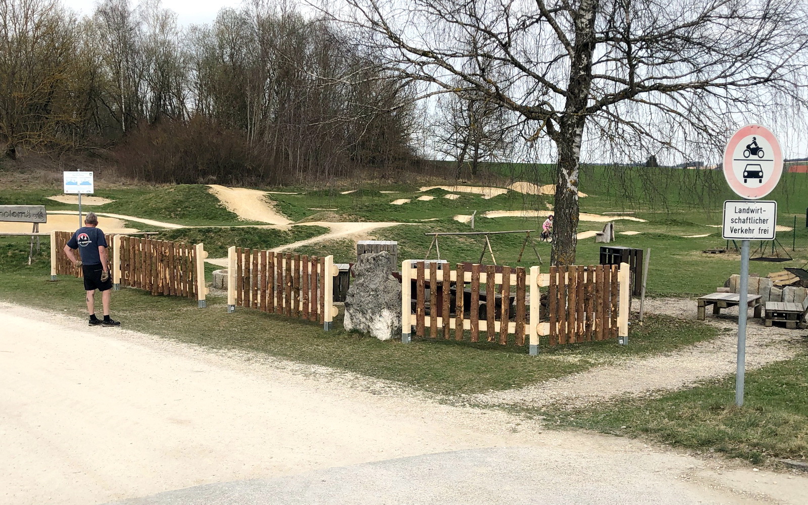 Zaunbau am Bike-Park