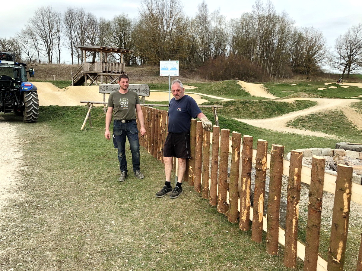 Zaunbau am Bike-Park