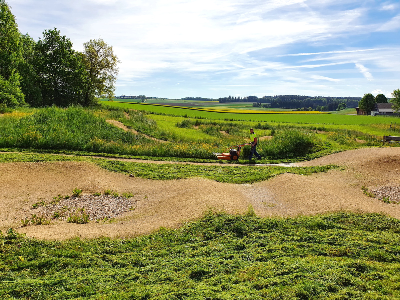 Mäh-Aktion im Bike-Park