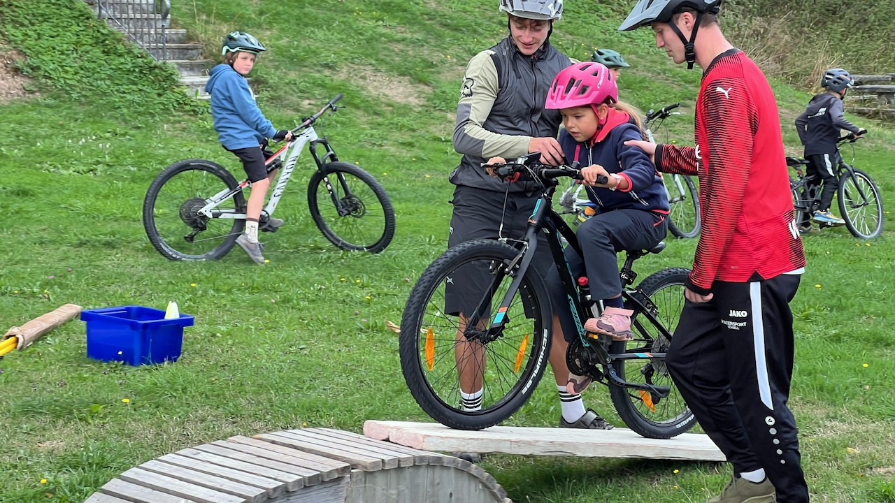Spannende Geschicklichkeitsübungen rund ums Fahrrad