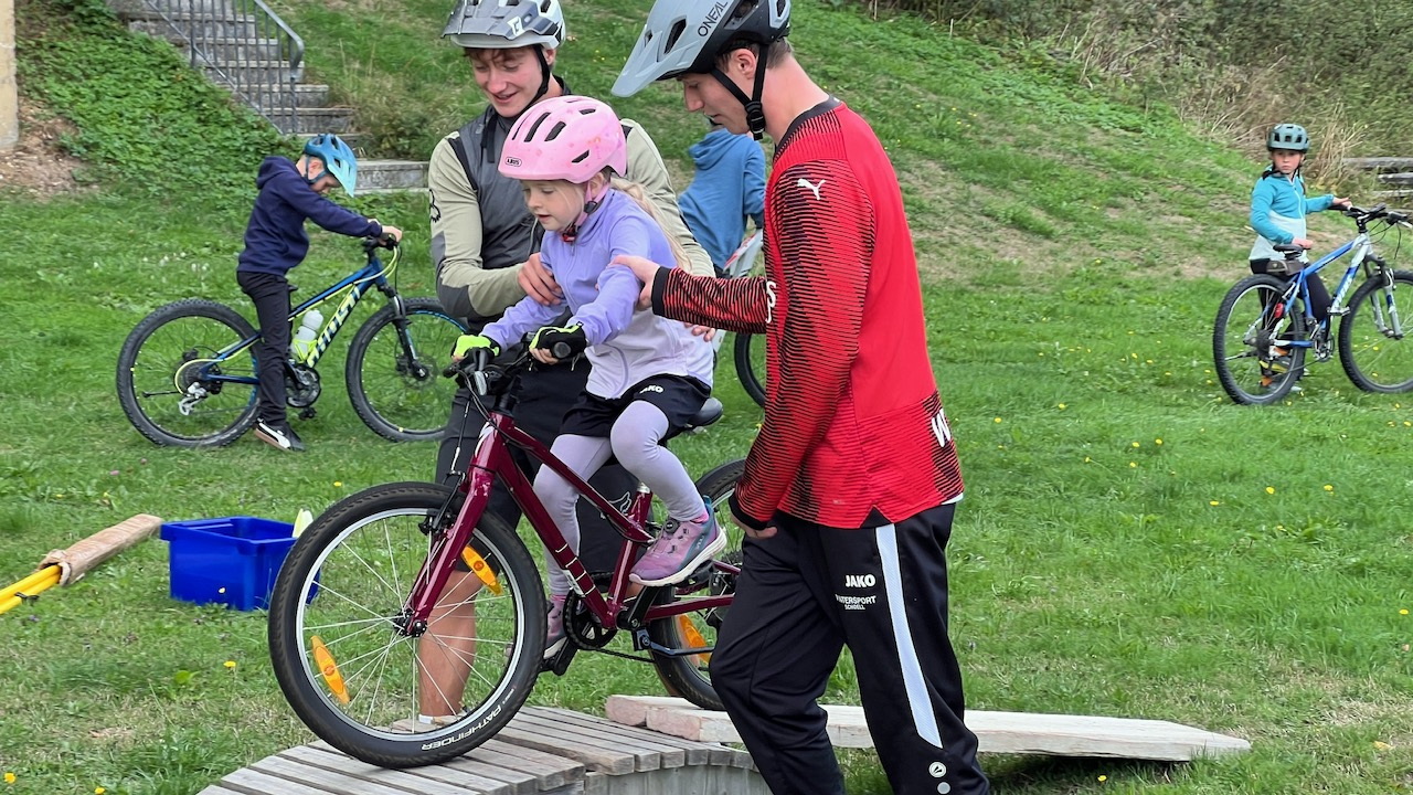 Spannende Geschicklichkeitsübungen rund ums Fahrrad